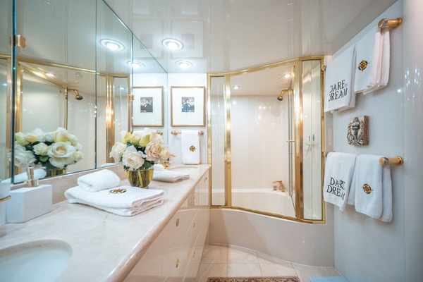 Lazzara 76 - Dare to Dream - Head