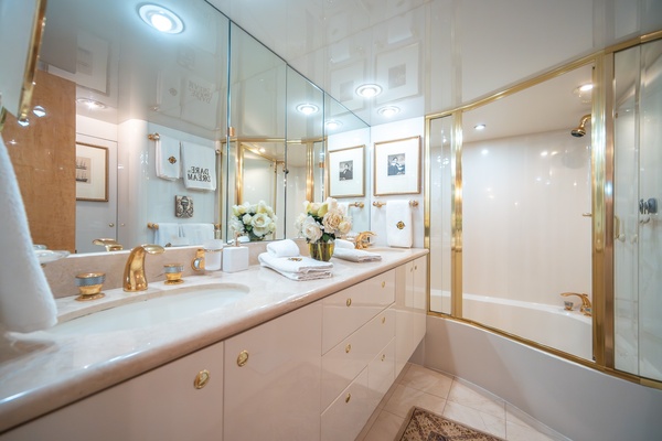 Lazzara 76 - Dare to Dream - Head