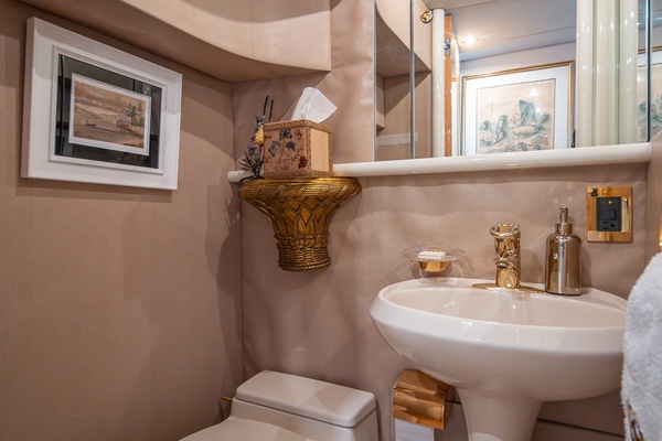 Lazzara 76 - Dare to Dream - Head