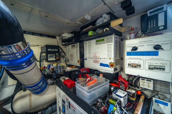 Lazzara 76 - Dare to Dream - Engine Room