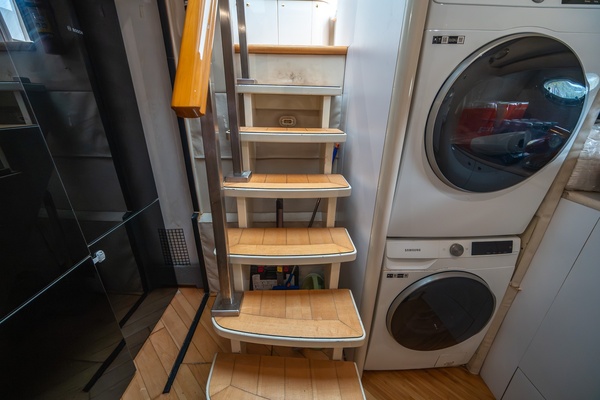 Lazzara 76 - Dare to Dream - Laundry