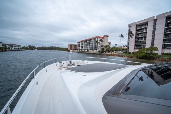 Lazzara 76 - Dare to Dream - Bow