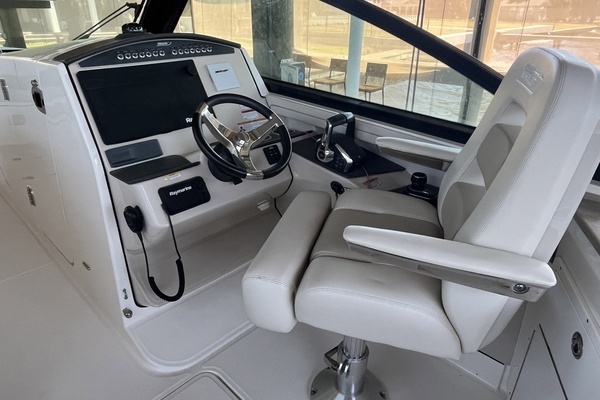 2022 Boston Whaler 32