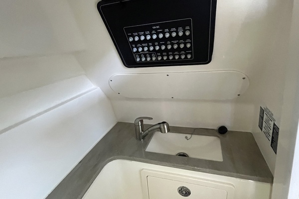 2022 Boston Whaler 32