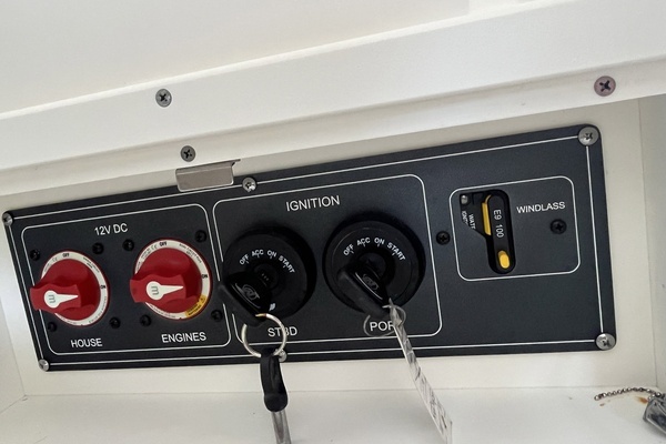 2022 Boston Whaler 32