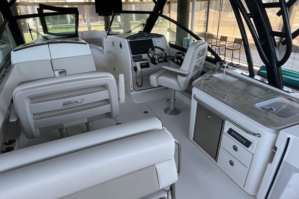 2022 Boston Whaler 32