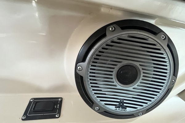 2022 Boston Whaler 32