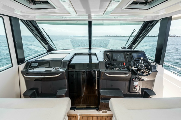 2016 Tiara Q44 LIVIMAC Helm