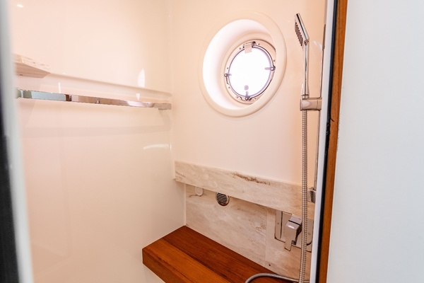 2016 Tiara Q44 LIVIMAC