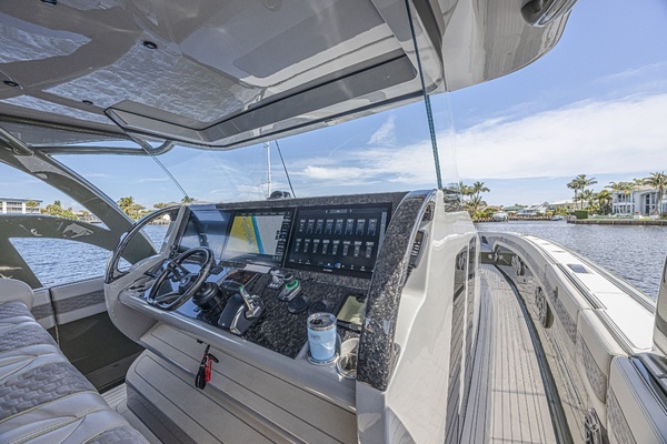 2025 Midnight Express 52