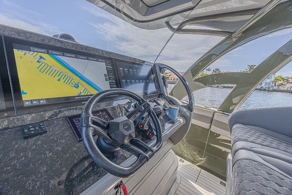 2025 Midnight Express 52