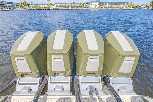 2025 Midnight Express 52