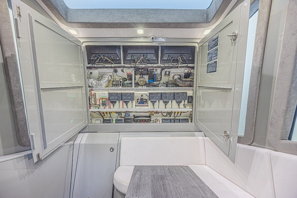 2025 Midnight Express 52