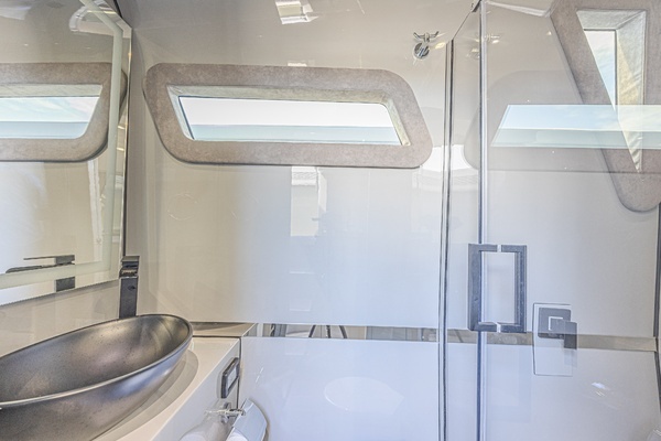 2025 Midnight Express 52