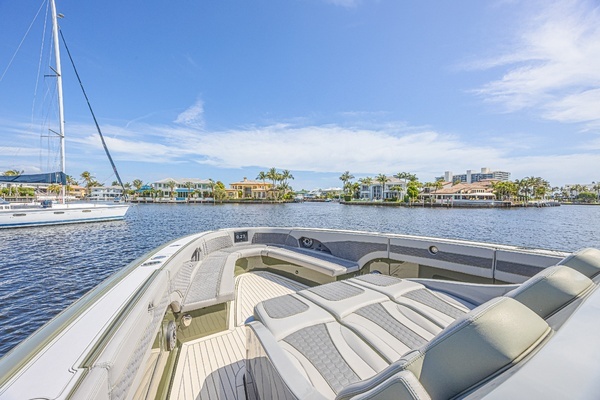 2025 Midnight Express 52