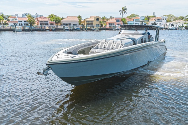 Photo of the 2025 Midnight Express 52 Vitesse