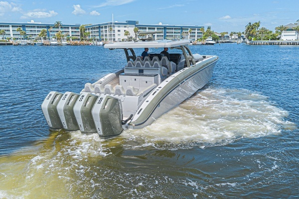 Photo of the 2025 Midnight Express 52 Vitesse