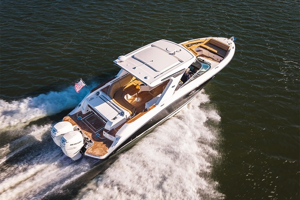 2023 Sea Ray SLX 350 Outboard underway