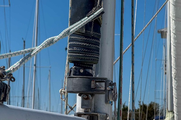 Close up roller-furling main