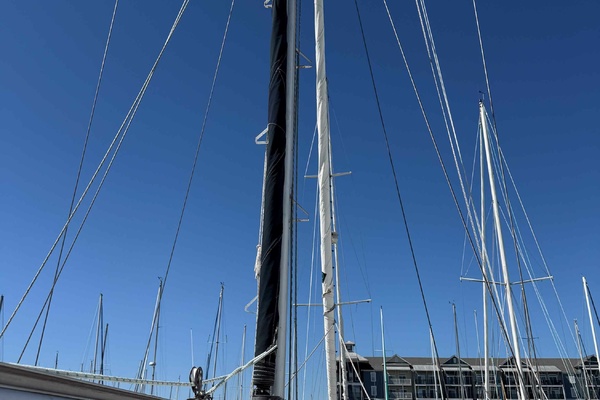 Main sail roller-furling