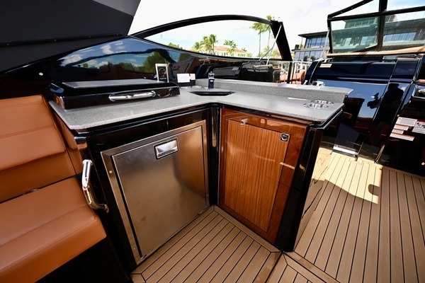 2022 Cruisers Yachts 38