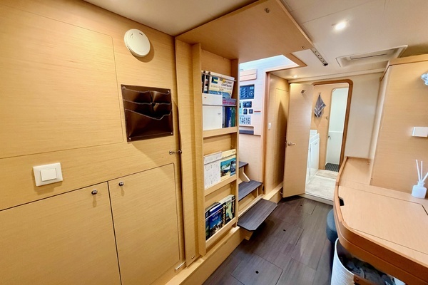 Lagoon 42 OV Yacht For Sale