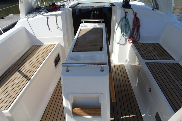 Avery J 35ft Beneteau Yacht For Sale