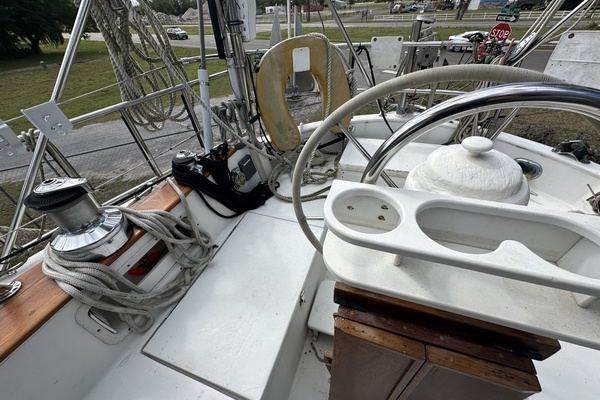 BRICK HOUSE 39ft Valiant Yacht For Sale