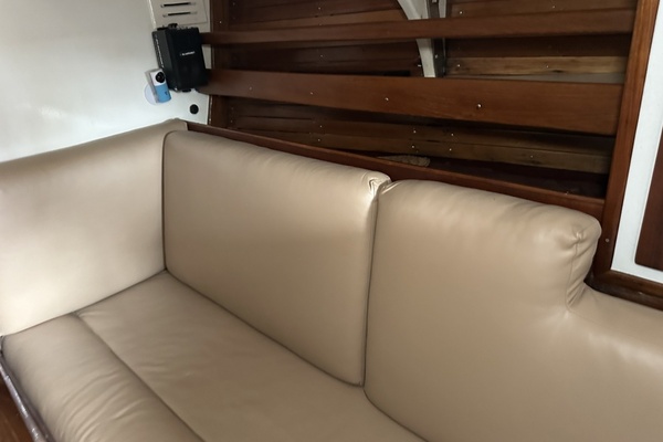 BRICK HOUSE 39ft Valiant Yacht For Sale