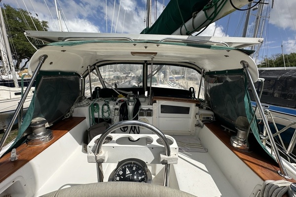 BRICK HOUSE 39ft Valiant Yacht For Sale