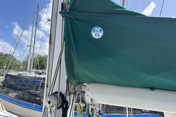 BRICK HOUSE 39ft Valiant Yacht For Sale