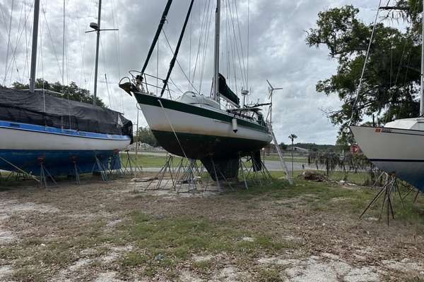 BRICK HOUSE 39ft Valiant Yacht For Sale