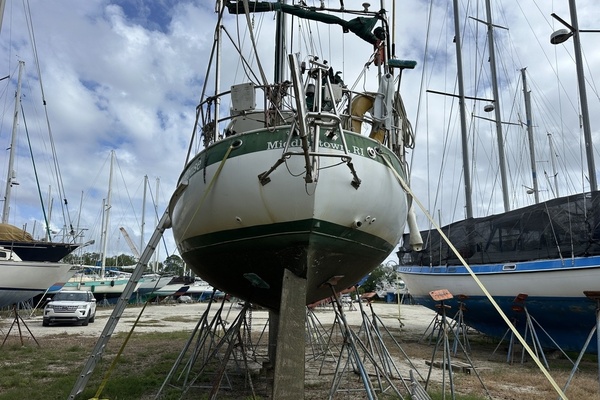 BRICK HOUSE 39ft Valiant Yacht For Sale