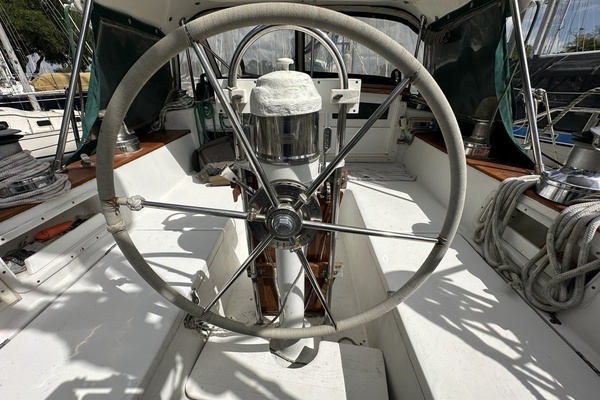 BRICK HOUSE 39ft Valiant Yacht For Sale