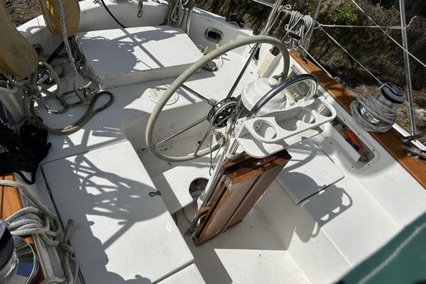 BRICK HOUSE 39ft Valiant Yacht For Sale