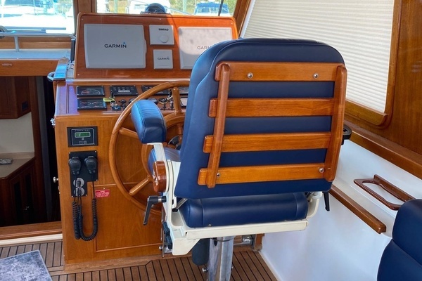 2001 Grand Banks 49