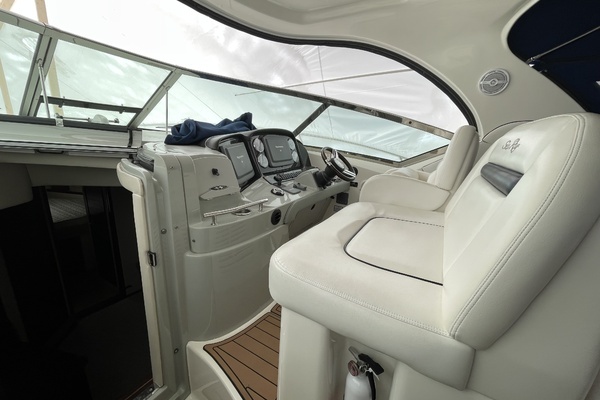 Photo of the 2010 Sea Ray 390 Sundancer