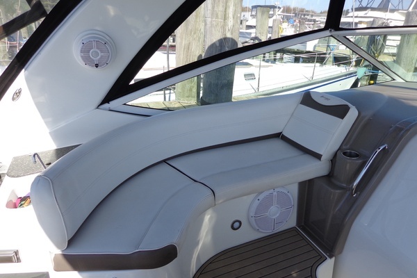 Photo of the 2008 Cruisers Yachts 330/350 Express