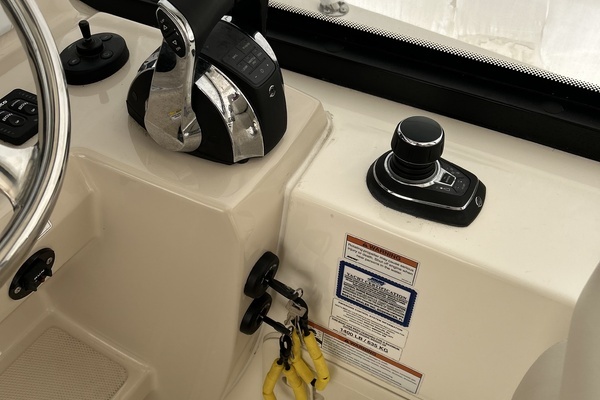 Boston Whaler  Yacht For Sale