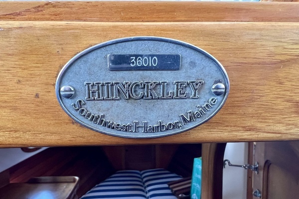 Photo of the 1995 Hinckley Picnic Boat 36 Classic "Tasmanian Devil"