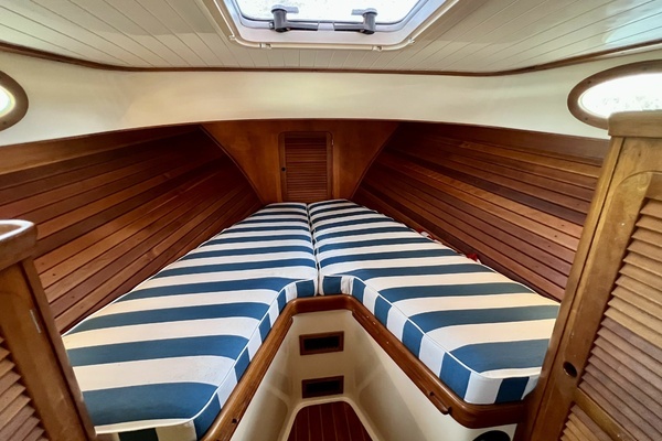 Hinckley Picnic Boat 36 Classic Yacht For Sale
