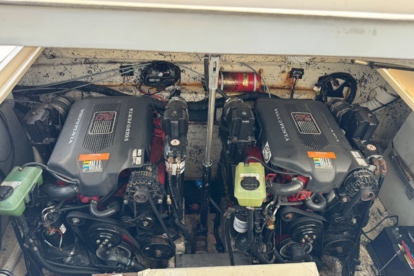 Photo of the 2005 Rinker Fiesta Vee 32 "Voyager"