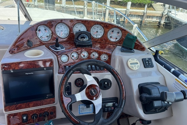 Photo of the 2005 Rinker Fiesta Vee 32 "Voyager"