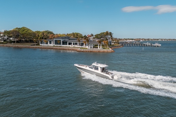 2024 Boston Whaler 38