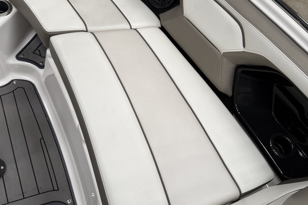 Photo of the 2018 Yamaha Boats 212 Limited S