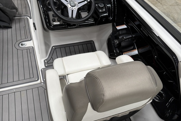 Photo of the 2018 Yamaha Boats 212 Limited S