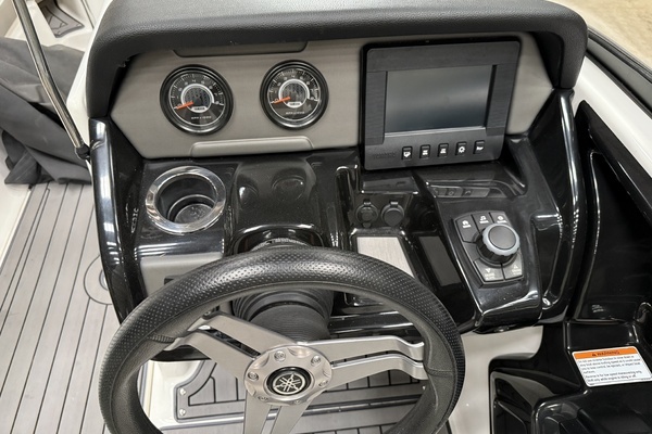 Photo of the 2018 Yamaha Boats 212 Limited S