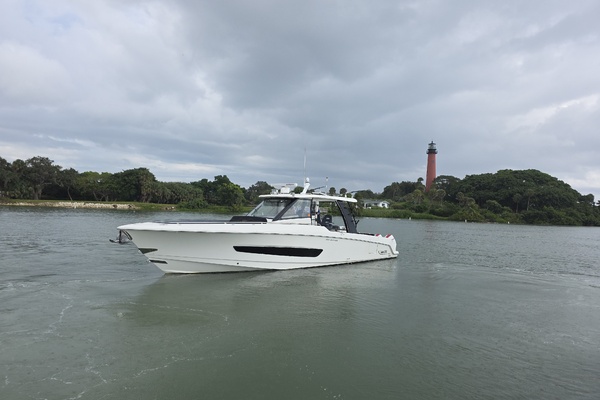 2021 Boston Whaler 420 Outrage BFT- Profile