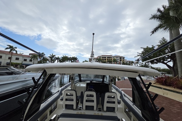 2021 Boston Whaler 420 Outrage BFT-Profile