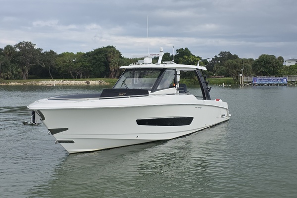 2021 Boston Whaler 420 Outrage BFT- Profile